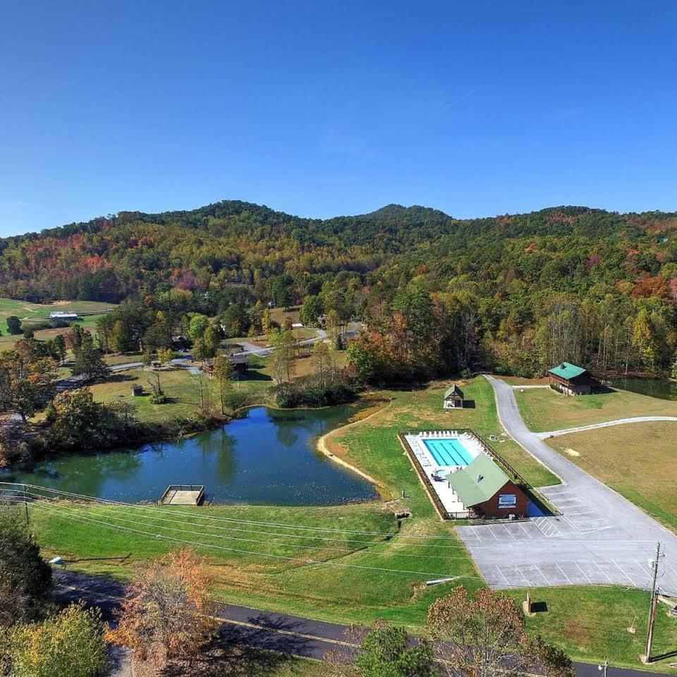 Lee'S Creekside Villa Pigeon Forge Exterior photo